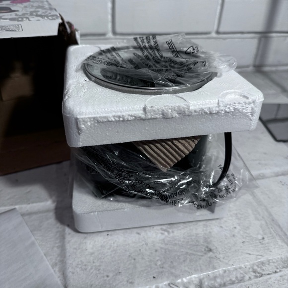 Disney’s Mickey Mouse Mini slow cooker, 20 ounces, new in box - Picture 7 of 13